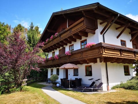 Wohnung mit möblierter Terrasse und Waldblick