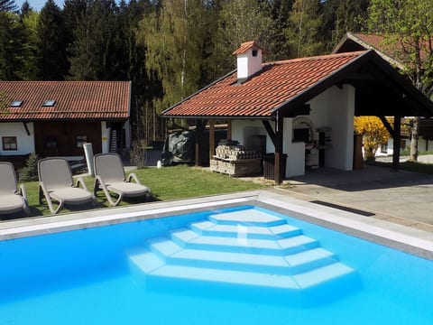 Wohnung mit möblierter Terrasse und Waldblick