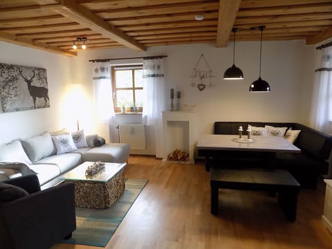 Wohnung mit möblierter Terrasse und Waldblick