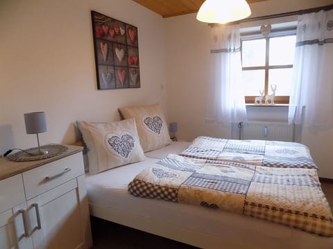 Wohnung mit möblierter Terrasse und Waldblick
