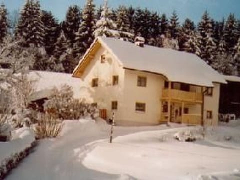 mit Kaminofen, Fitnessraum und Sauna