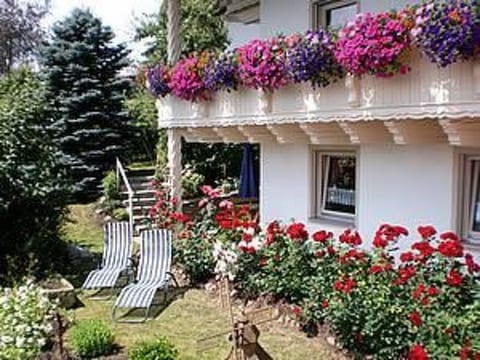 mit sonniger Terrasse und Ausblick