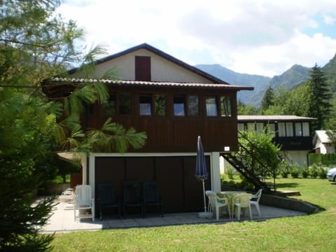 Freistehendes Haus mit Veranda mit Seeblick