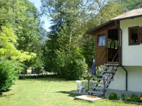 Freistehendes Haus mit Veranda mit Seeblick