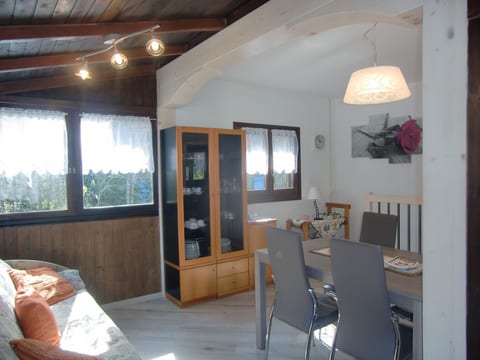 Freistehendes Haus mit Veranda mit Seeblick