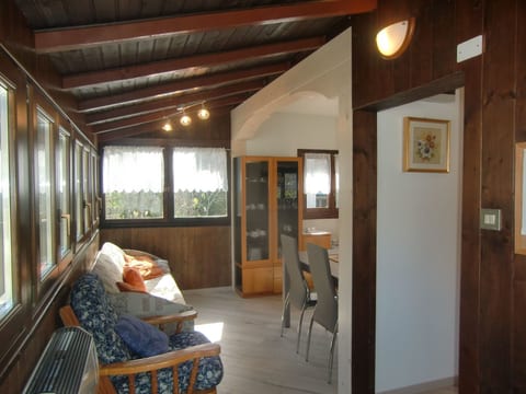 Freistehendes Haus mit Veranda mit Seeblick