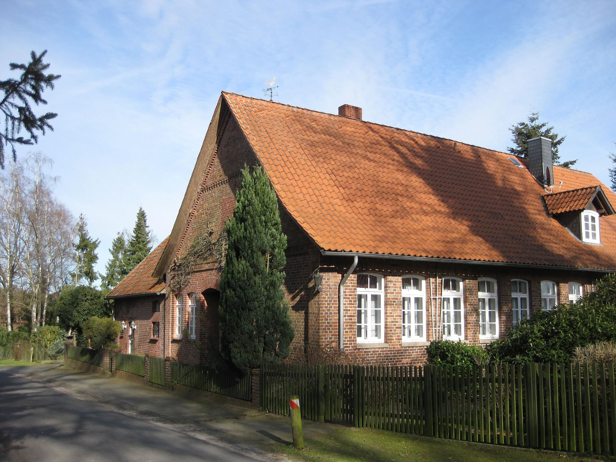 in ehemaliger Dorfschule am Dorfrand