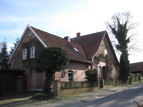 in ehemaliger Dorfschule am Dorfrand
