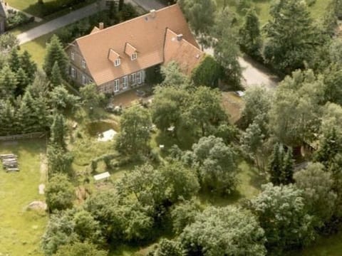 in ehemaliger Dorfschule am Dorfrand