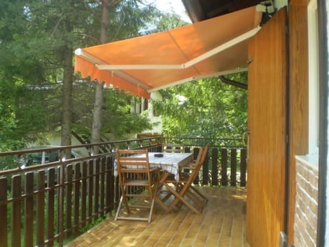 Freistehendes Haus mit eingezäuntem Privatgarten