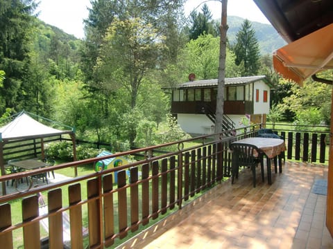 Freistehendes Haus mit eingezäuntem Privatgarten