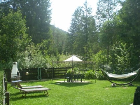 Freistehendes Haus mit eingezäuntem Privatgarten