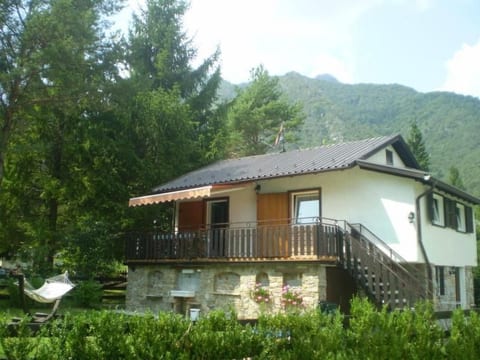 Freistehendes Haus mit eingezäuntem Privatgarten