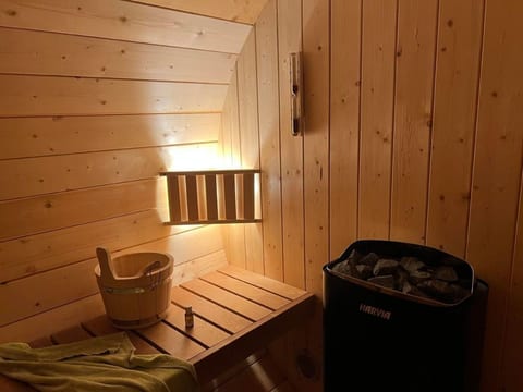 FeWo mit Whirlpool und Fass-Sauna im Schwarzwald