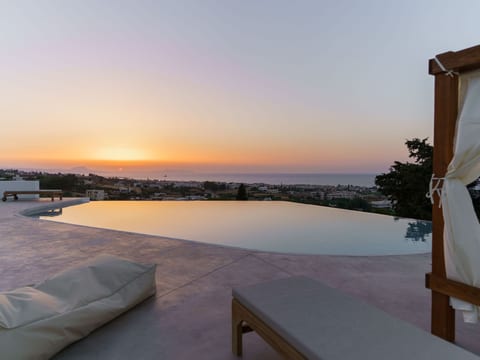 Villa mit Meerblick und privatem Pool, BBQ 1,5km vom Strand entfernt