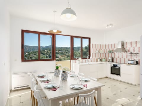 Villa mit Meerblick und privatem Pool, BBQ 1,5km vom Strand entfernt