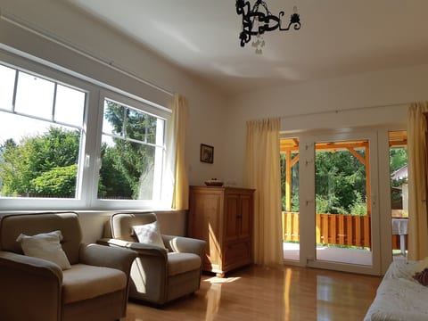 Renoviertes Haus in Zamárdi mit Großer Terrasse