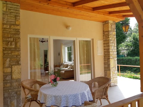 Renoviertes Haus in Zamárdi mit Großer Terrasse