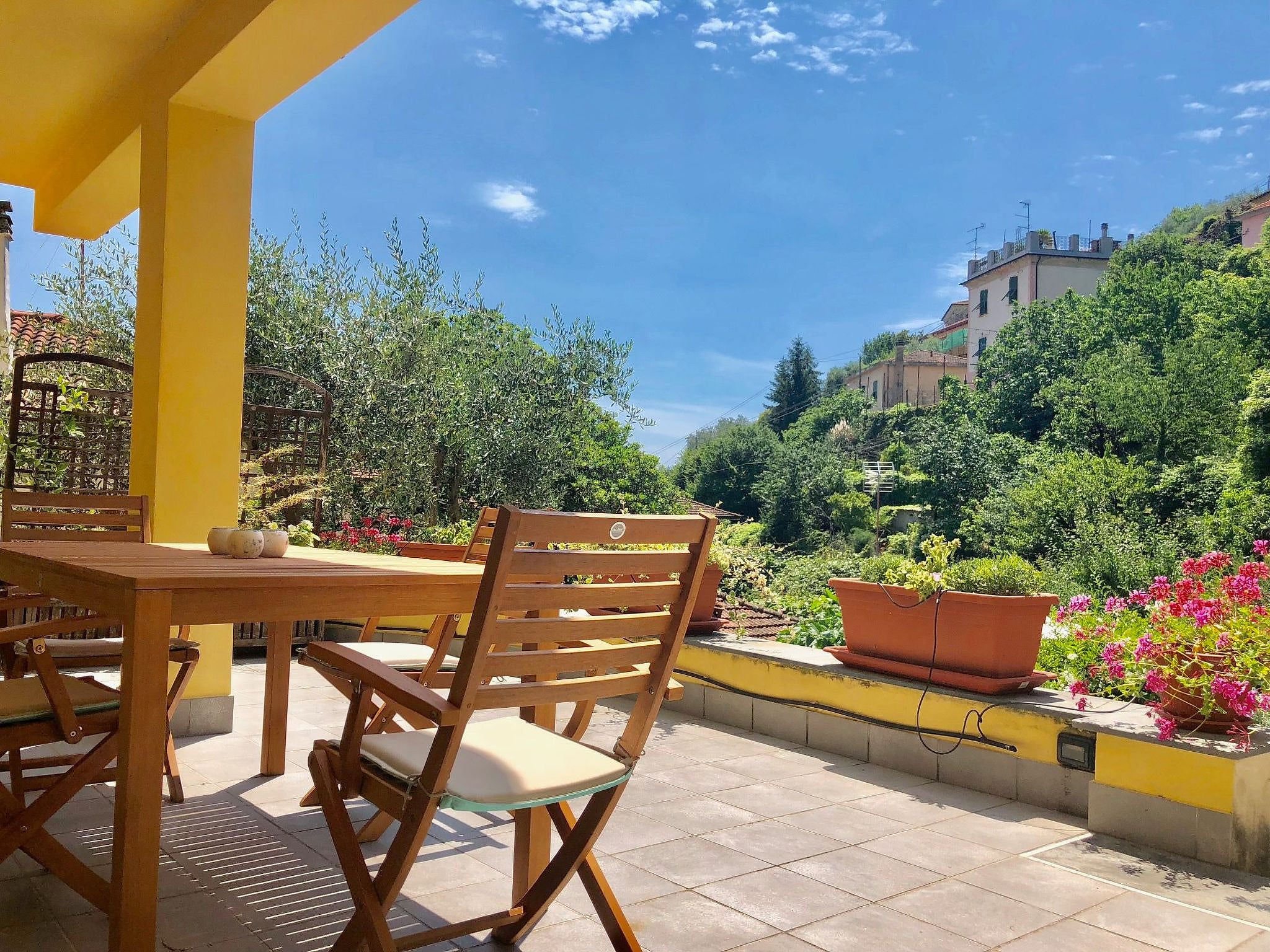 Wohnung mit großer privater Terrasse im Grünen