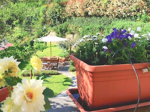 Wohnung mit privatem Garten in Villa