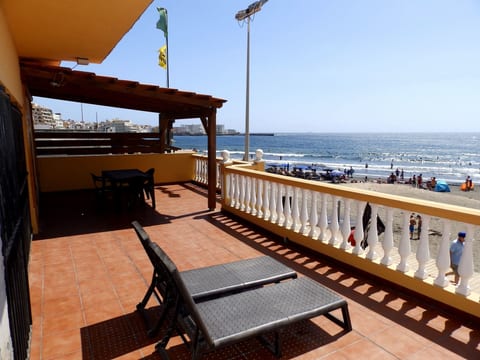 Haus mit Wifi und Terrasse direkt am Strand