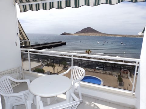 mit Balkon und Meerblick