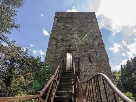 Medieval Tower mit Whirlpool auf der Dachterrasse