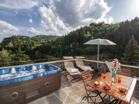 Medieval Tower mit Whirlpool auf der Dachterrasse