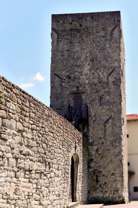 Medieval Tower mit Whirlpool auf der Dachterrasse