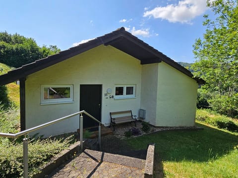 mit Garten im Naturpark Südeifel