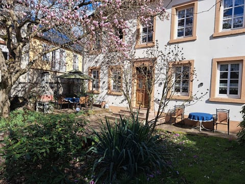 mit Garten und Parkplatz