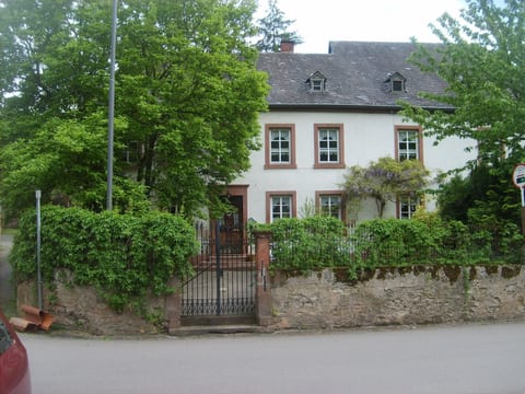mit Garten und Parkplatz