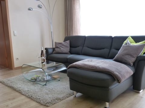 mit Parkplatz und Terrasse