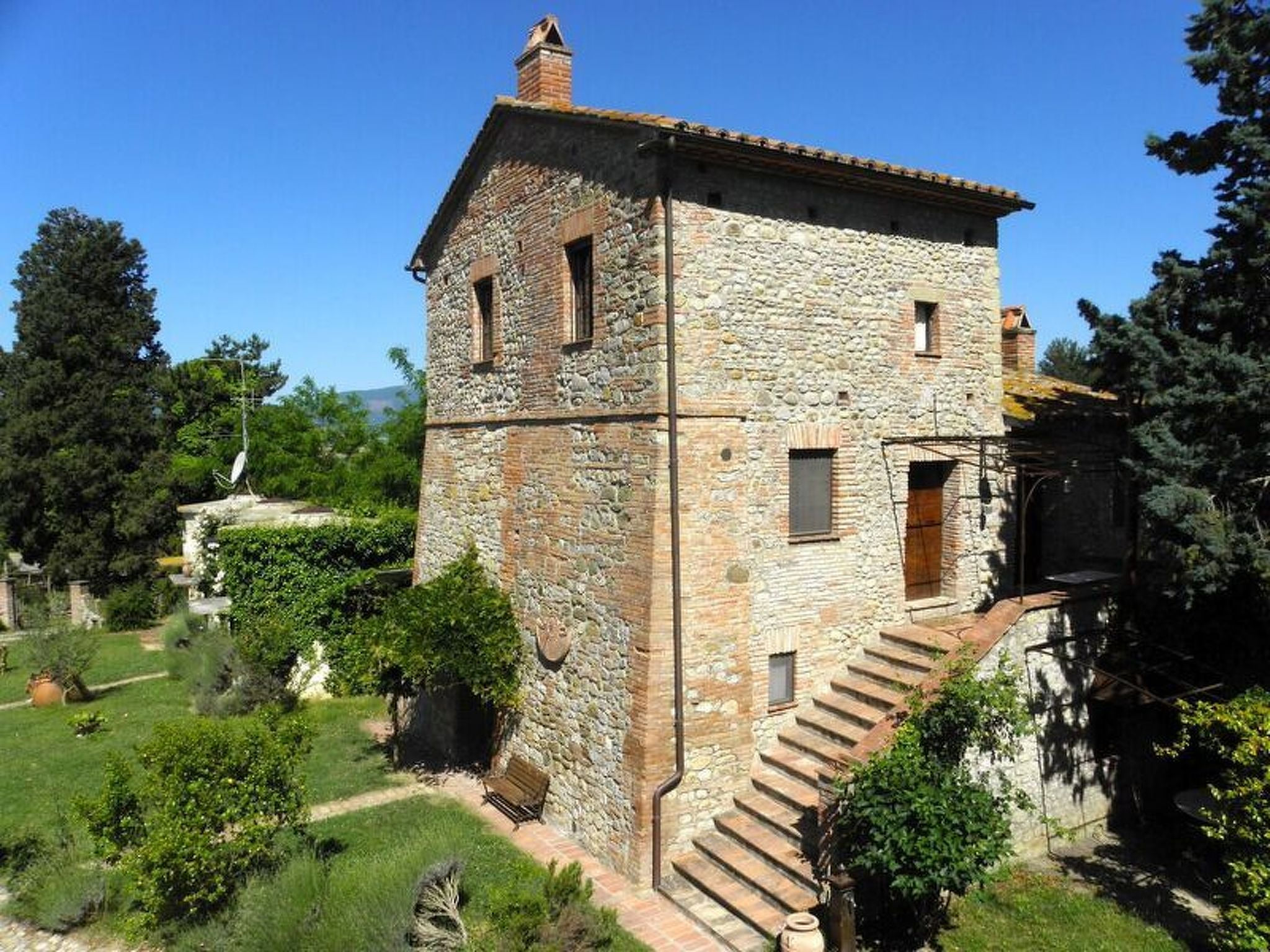 auf zwei Etagen mit eigener Laube