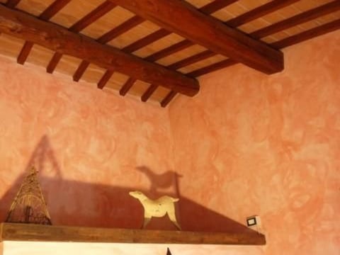 mit hoher Decke in der Wohnküche und eigener Laube