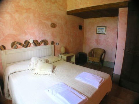 mit hoher Decke in der Wohnküche und eigener Laube