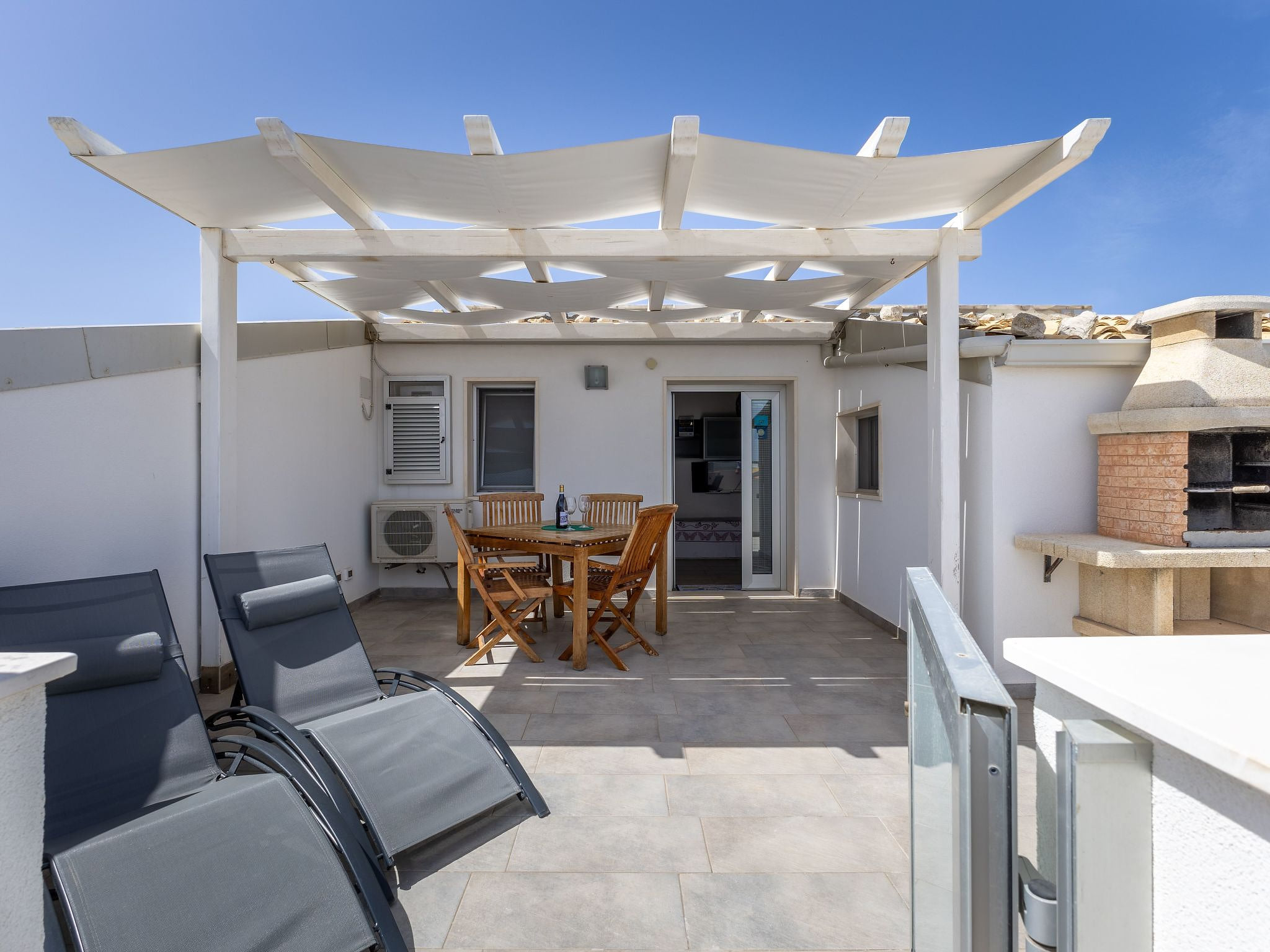 Charmantes Dachgeschoss mit Terrasse mit Blick auf die Landschaft.