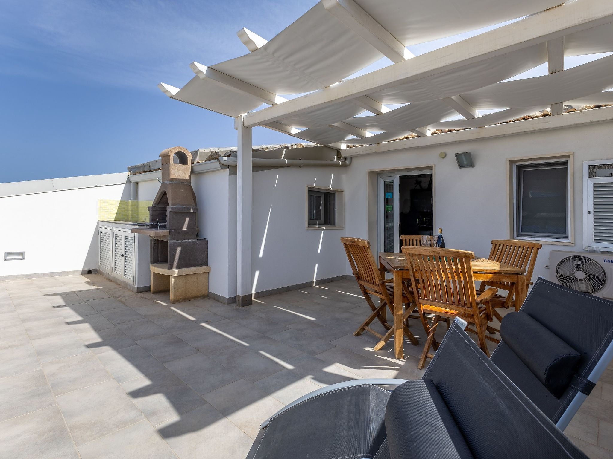 Charmantes Zimmer im Dachgeschoss mit Terrasse mit Meerblick.
