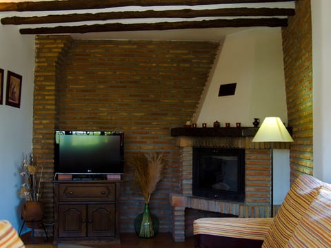 Gemütliches Haus in einer Anlage mit Garten und Schwimmbad.
