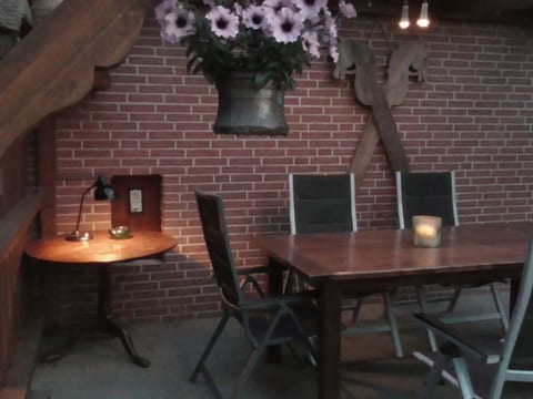 mit überdachter Terrasse und Carport