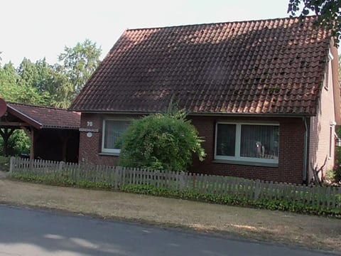 mit überdachter Terrasse und Carport