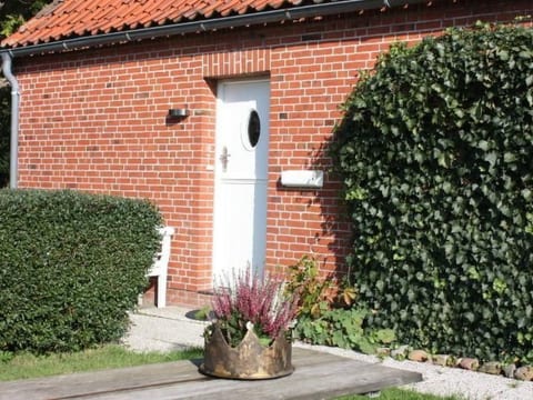 mit Garten und Parkplatz
