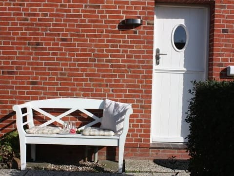 mit Garten und Parkplatz