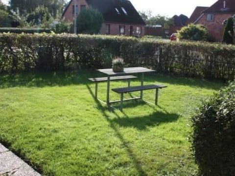 mit Garten und Parkplatz