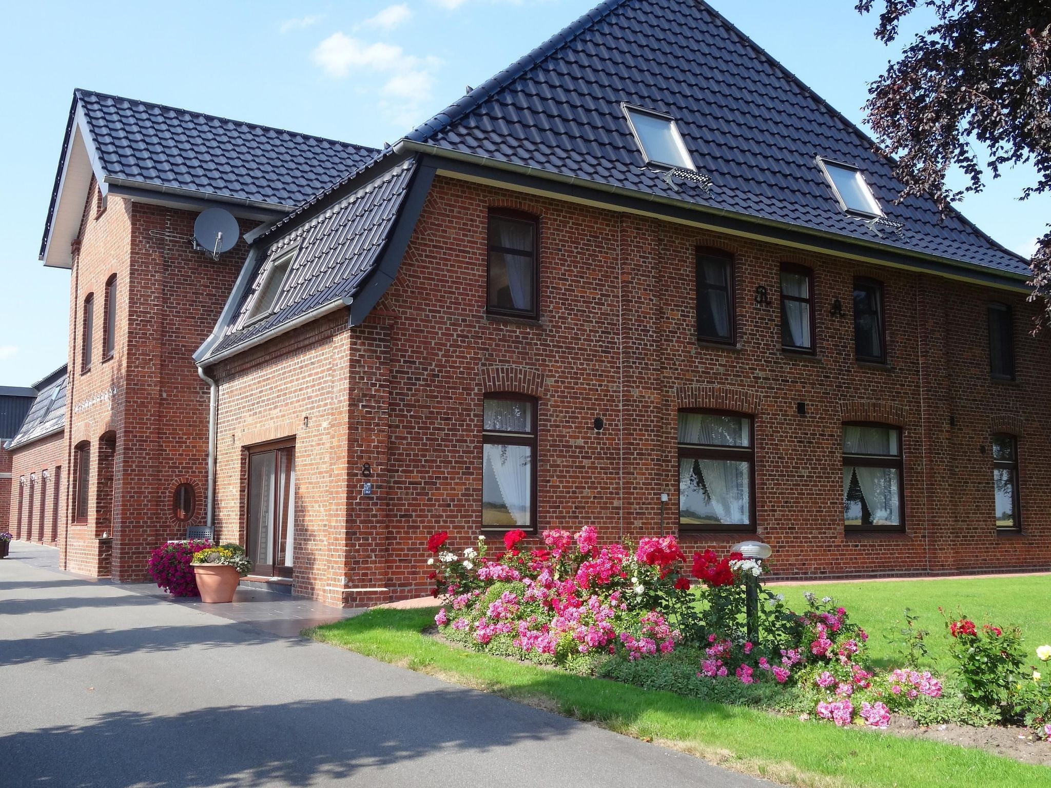 Modern eingerichtete Suite mit Terrasse