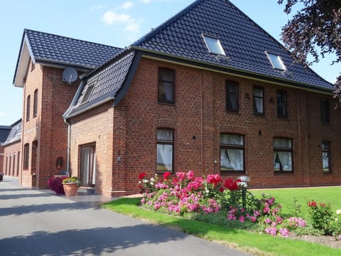 Modern eingerichtete Suite mit Terrasse