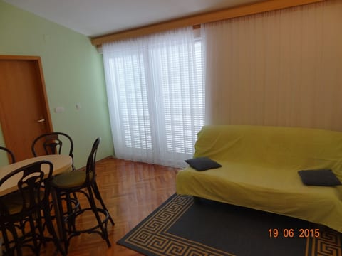 Ruhige Ferienwohnung mit Meerblick