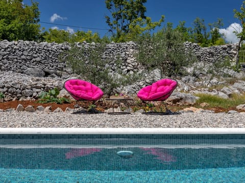 in Rašćane mit Beheiztem Pool
