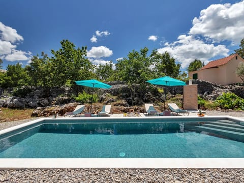 in Rašćane mit Beheiztem Pool