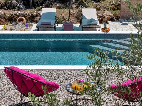 in Rašćane mit Beheiztem Pool